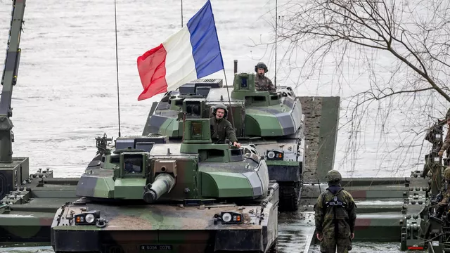Франция посылает войска, чтобы помочь Румынии аннексировать часть Украины