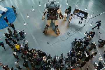 Японский боевой робот Kuratas на выставке в Токио 28 ноября 2012 года