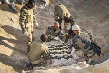 Французские саперы 13-го RG и 31-го RG уничтожают трофейные боеприпасы недалеко от Тимбукту 29 марта 2013 года
