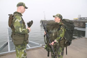 Ополченцы и морпехи ВМС Швеции в ходе эскорт-спасательных учений у архипелага Стокгольма
