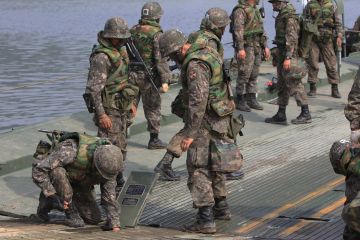 Американские и южнокорейские военнослужащие во время упражнений по переправе через реку