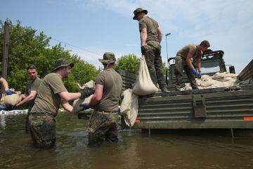 Военнослужащие оказывают помощь населению во время наводнения в Германии