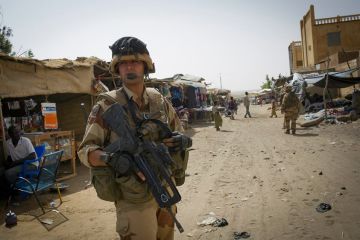 Французские военнослужащие 126-го RI во время патруля по городу Гао, Мали