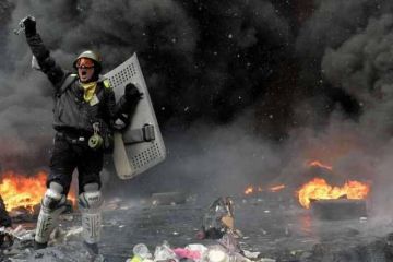 Беспорядки на Украине: картина дня в фотографиях