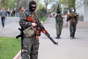 В Луганске горожанам начали выдавать оружие
