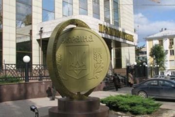 Банки перестали отдавать украинцам валюту с депозитов