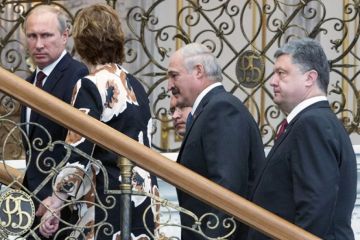 От Порошенко требуют признать Россию главным врагом Украины