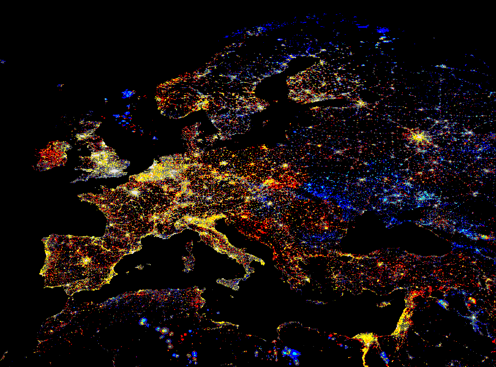 Время интернета ночью. Европа из космоса ночью. Снимок Европы из космоса. Россия из космоса ночью. Ночной снимок Европы из космоса.