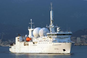 Французский корабль-шпион готовится войти в Черное море