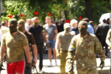 Харьков: милицейское селфи на фоне погрома