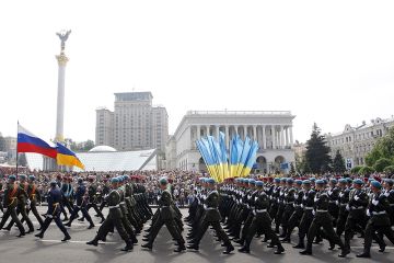У бойцов украинской армии после парада в Киеве забрали новую форму