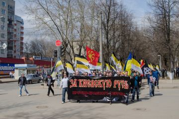 На «Русский марш» с украинским флагом