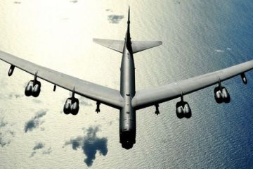 Мишень для МиГов: зачем США пугают старыми B-52?