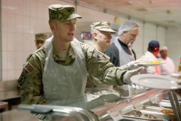 Как Пентагон борется с голодом в своих рядах