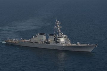 Не поделили море: иранский катер вынудил эсминец ВМС США сменить курс