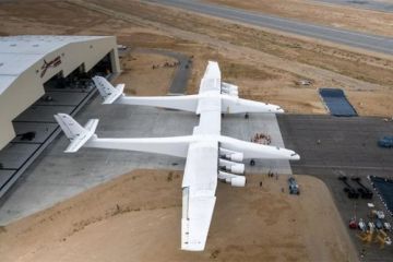 США создали гигантский самолет для мира и войны