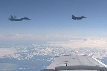 Сблизившись с самолетом Шойгу, F-16 не просто демонстрировал силу