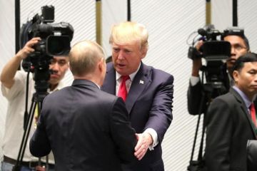 Зачем Трамп пытается запугать Путина перед встречей