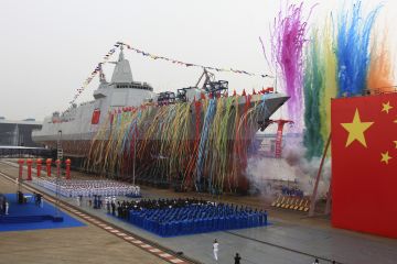 Сделано в Китае: Первый ракетный крейсер вышел в море