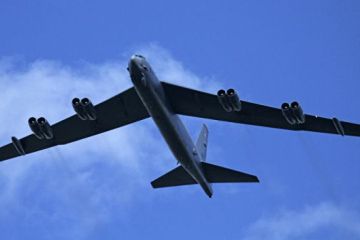 Минобороны показало, как Су-27 "отогнали" американский B-52 от границы