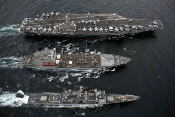 Корабли ВМС США с флагманом-авианосцем взяли курс на Персидский залив