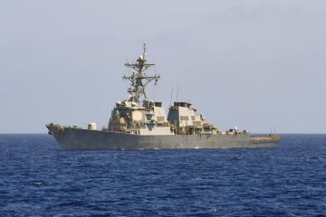 Российские корабли взяли под контроль эсминец ВМС США в Черном море