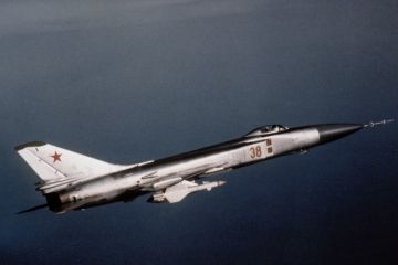 Реактивный таран: как Су-15 сбил самолет-нарушитель с военным грузом