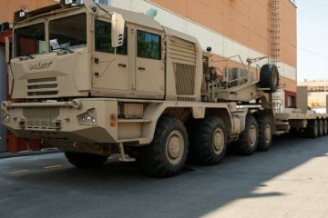 На МЗКТ показали 42-метровый автопоезд для перевозки танков