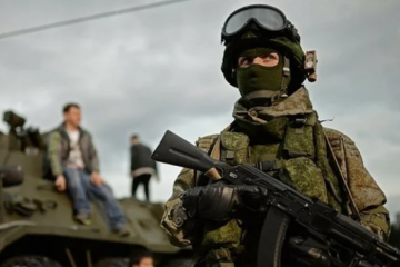 Убегали все, кроме одного русского солдата: Неожиданное препятствие для танковой колонны НАТО