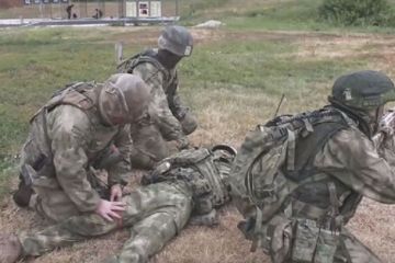 Большие учения: военные медики эвакуировали раненых с поля боя