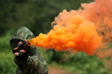 В Донбассе рядовой ВСУ изуродовал руку, пытаясь разыграть сослуживцев с дымовой шашкой