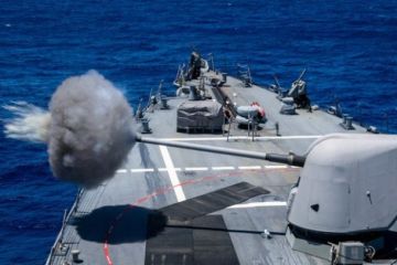 Российский сторожевой корабль «Сметливый» взял на прицел американский эсминец