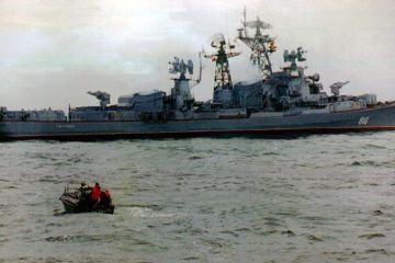 Российский сторожевик гоняется за эсминцем США в Черном море