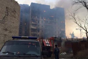 Звучат серии взрывов, горит многоэтажка: в ДНР рассказали об обострении ситуации вблизи Донецка