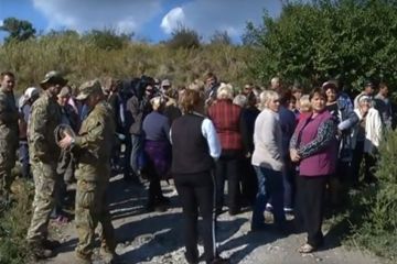 В Донбассе украинские силовики разогнали жителей, протестующих против мародерства ВСУ