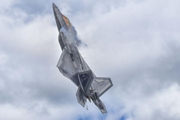 F-22 собьет даже учебный истребитель