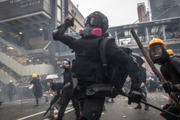 Антикитайские китайцы и погромы в Гонконге. Колонка Николая Старикова