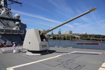 Китай не пускает американский корабль в свой порт