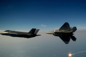 F-35 стреляет вверх тормашками