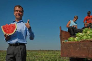 Пока в стране нечего жрать Путин загоняет людей на картошку!