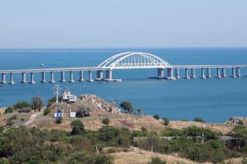 Украинцы перекрыли Крымский мост