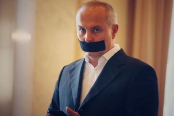 Депутат Рады поддержал акцию против цензуры и пришел на работу с заклеенным ртом