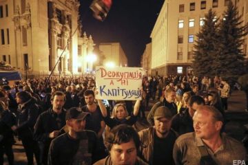 Монтян: За протестами в Киеве могут торчать уши не только Порошенко