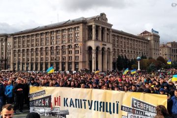 Украинские националисты начали на Майдане вече «Нет капитуляции!»