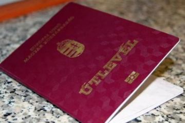 Венгрия изымает свои паспорта у украинцев. Радикалы требуют стянуть войска в Закарпатье