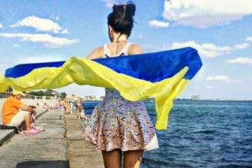 В Крыму подняли флаг Украины