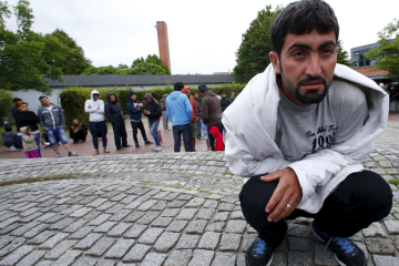 Беженец из Ливана раскрыл неудобную правду о жизни в немецком лагере на берегу Рейна