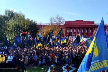 Националисты перекрыли улицы Киева, требуя продолжать войну в Донбассе