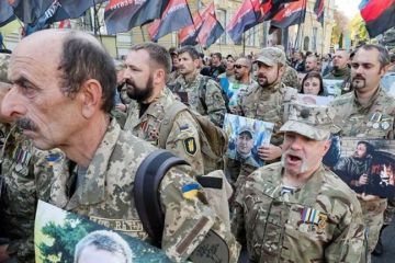 Украинские радикалы угрожают западным посольствам