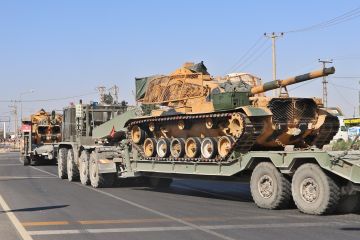 Турецкие танки и БМП с хлипкими решетками на броне замечены в Сирии